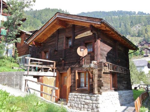 Betten的住宿－wooden chalet in Betten near the Aletsch Arena，一座带楼梯的山丘上的木屋