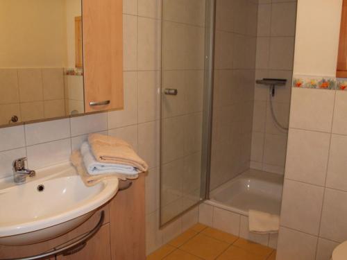 Koupelna v ubytování Bright Apartment in Wiek on Baltic Coast