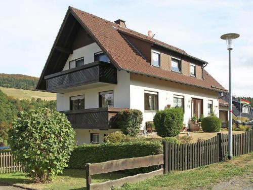 uma casa branca com um telhado castanho em Apartment near the ski area in Diemelsee em Diemelsee