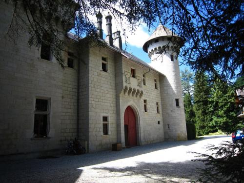 un bâtiment avec un phare en haut dans l'établissement Cosy castle with pool, à Serrières-en-Chautagne