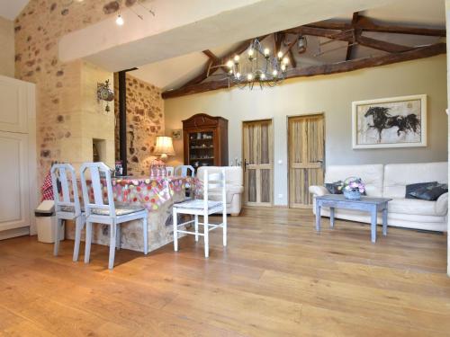 sala de estar con sofá blanco y sillas en Luxury house in Aquitaine with swimming pool, en Saint-Avit-Rivière