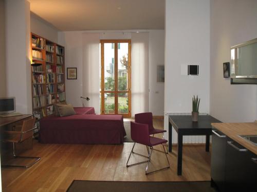 a living room with a bed and a table at Sincresis in Empoli