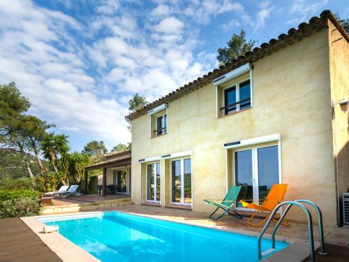 une maison avec une piscine à côté d'une maison dans l'établissement Pretty house with sea view on the Hy res, à Hyères