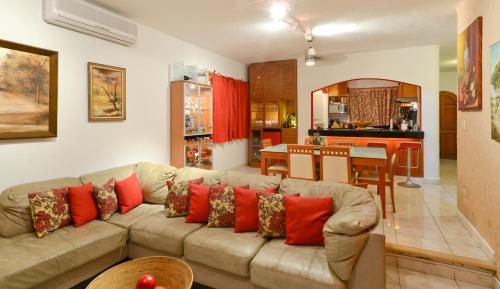 a living room with a couch and a kitchen at B&B Mom's House in Puerto Aventuras