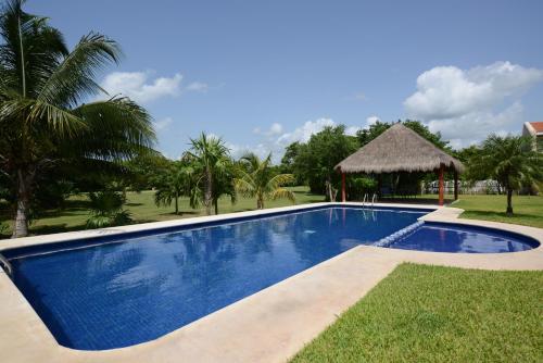 Swimming pool sa o malapit sa B&B Mom's House