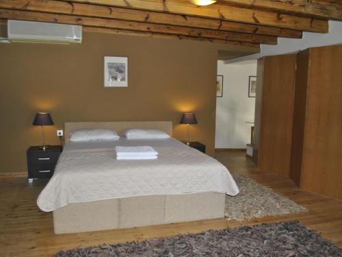 Posteľ alebo postele v izbe v ubytovaní Villa in Giannoudi with Pool and Beach Nearby