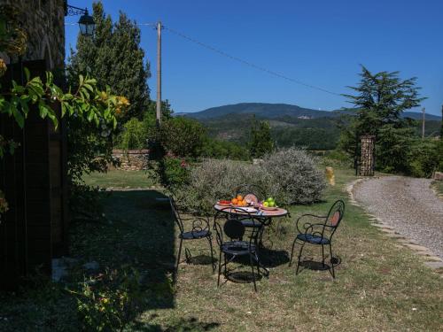 MonterotondoにあるBelvilla by OYO Claraのテーブルと椅子、果物を庭に用意しています。