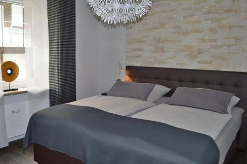 a bedroom with two beds and a chandelier at Encore-FIVE in Büsum