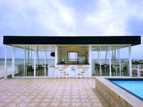 a house with a kitchen and a swimming pool at Hotel Crucero in Cojimíes