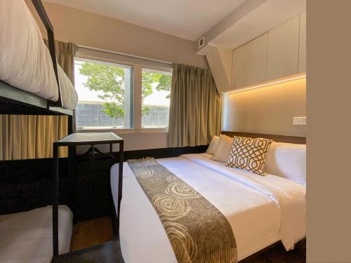 Habitación de hotel con cama y ventana en ST Signature Bugis Beach, DAYUSE, 5 Hours, 4PM-9PM, en Singapur