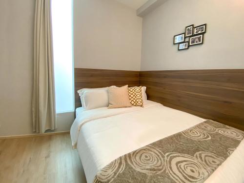 Una cama o camas en una habitación de ST Signature Bugis Beach, SHORT OVERNIGHT, 8 Hours, 11PM-7AM