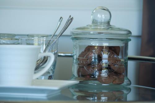 um frasco de vidro cheio de chocolate numa mesa com uma chávena em Ohuka Place Homestay em Whitianga