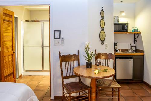 a room with a table and chairs and a kitchen at Hotel California - A Town & Desert Boutique Hotel in Palm Springs