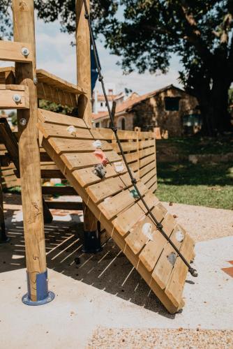 a wooden bench chained to a swing set at Hotel El Castillo Chinauta in Chinauta
