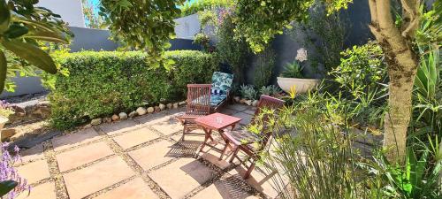 Κήπος έξω από το Finchley Guesthouse in Camps Bay