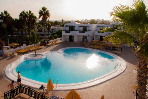 an overhead view of a pool at a resort at Apartamentos San Marcial in Puerto del Carmen