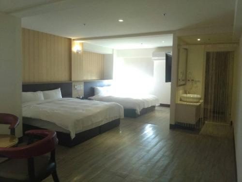 Katil atau katil-katil dalam bilik di Dengfeng Milan Business Hotel