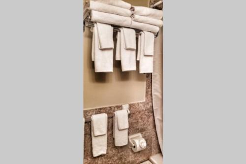 een badkamer met witte handdoeken aan een rek bij Cozy Spacious 2 Bedroom basement Apt by Amazing Property Rentals in Gatineau