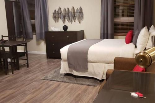 a bedroom with a bed and a table and a desk at Business Traveler's Cozy Studio #21 by Amazing Property Rentals in Gatineau