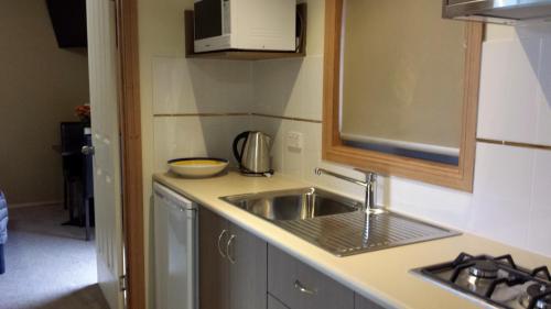 Η κουζίνα ή μικρή κουζίνα στο Daylesford Motor Inn Vic Pty Ltd