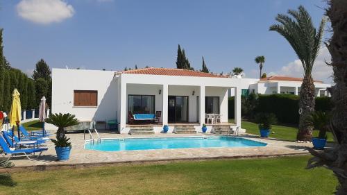 Bazén v ubytování Chriseleni Latchi Villas nebo v jeho okolí