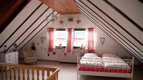 a bedroom with a bed in a attic at Campo Allegre Duplex Ferienwohnung in Windeck