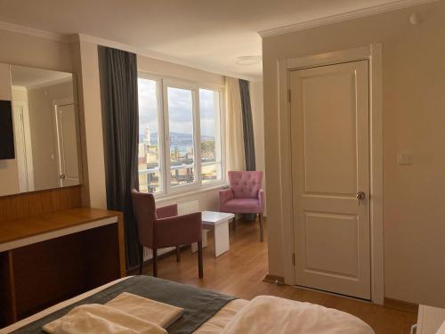 イスタンブールにあるSpinel Hotel - Old Cityのベッドと窓が備わるホテルルーム