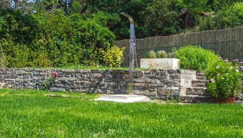 a stone wall with a street sign in a yard at Goldberg Appartement in Krems an der Donau