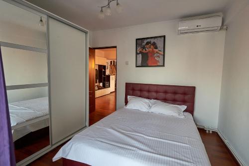 Кровать или кровати в номере Zenia Piata Ovidiu Apartament