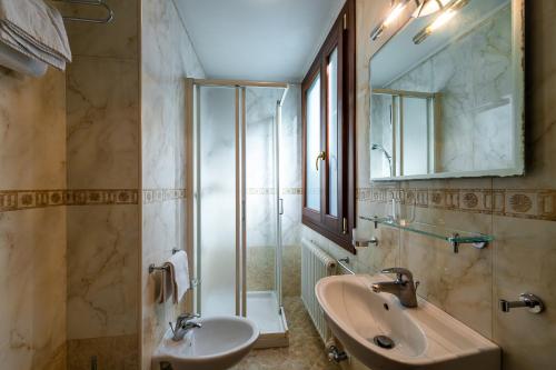 a bathroom with a sink and a mirror at Hotel Al Vagon in Venice