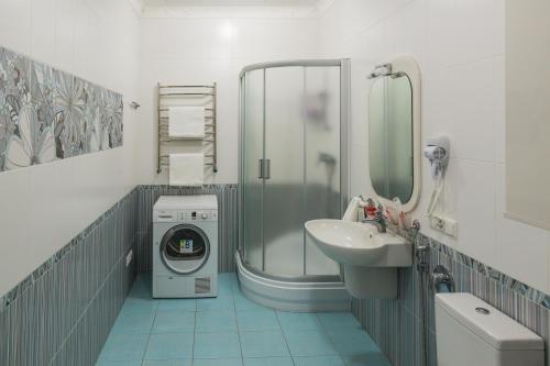 une salle de bains avec lave-linge et lavabo dans l'établissement Villa Miliy Dom, à Myla