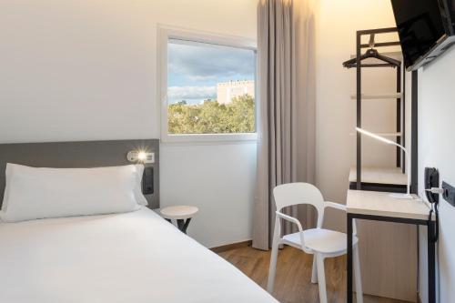 B&B HOTEL Madrid Alcorcón tesisinde bir odada yatak veya yataklar