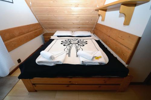 - deux lits dans une petite chambre dans l'établissement Dom Z Witrażami, à Bukowina Tatrzańska