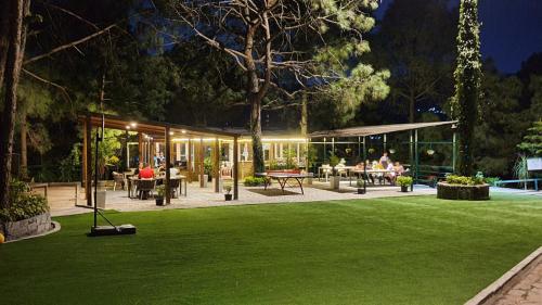 Zahrada ubytování Kasauli Hills Resort