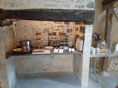 une table avec de la nourriture dessus dans une pièce dans l'établissement La P'tite Place, à Les Arques