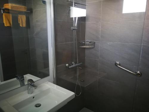 y baño con ducha y lavamanos. en Apartamentos Reinasol, en Playa del Inglés