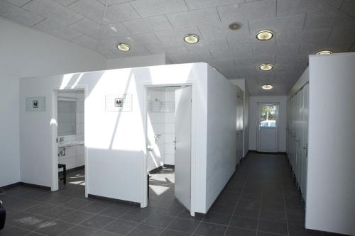 un pasillo de una oficina con paredes y techos blancos en Feriepark Langeland Ristinge (Feriepark Langeland), en Humble