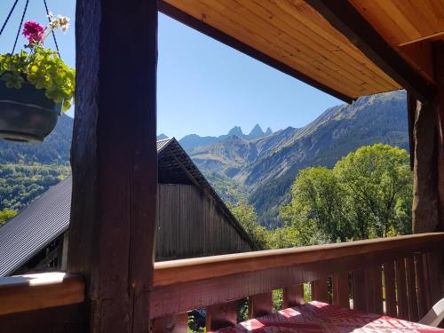 - une vue sur les montagnes depuis la terrasse couverte d'une cabine dans l'établissement L'Epicéa, à Saint-Jean-dʼArves