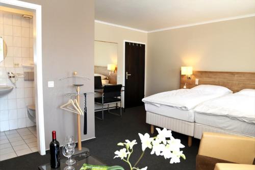 Pokój hotelowy z łóżkiem i łazienką w obiekcie Hotel Altstadt-Passage w mieście Wittingen
