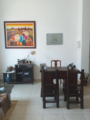 un comedor con una mesa y una foto en la pared en Taruca Apart en Salta