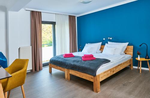 Una cama o camas en una habitación de SCHLAFGUT! HOTEL-WILL.ICH Garni