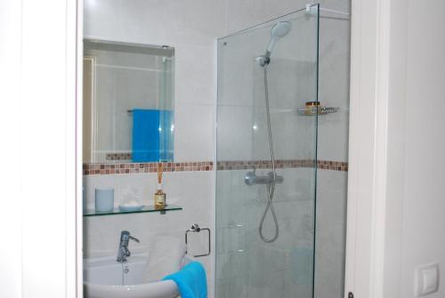 een badkamer met een douche en een wastafel bij Vista Espléndida Jardines de Altea Hills in Altea