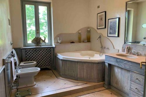 Ванная комната в Villa Paradiso nel verde