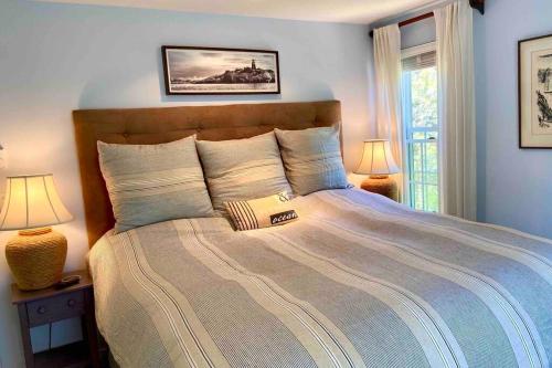 ein Schlafzimmer mit einem großen Bett mit zwei Lampen in der Unterkunft Martha's Vineyard Vacation Home in Edgartown