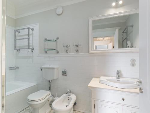 uma casa de banho branca com um WC e um lavatório em Villa Simonetta em Bee