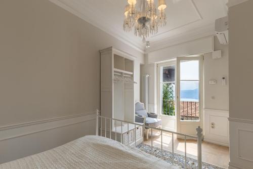 um quarto com uma cama e um lustre em Villa Simonetta em Bee