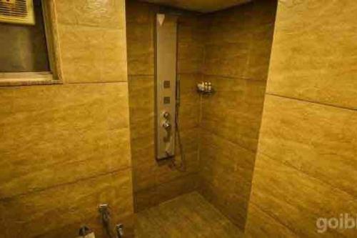 een badkamer met een douche en een wastafel bij Studio Stays in Surat