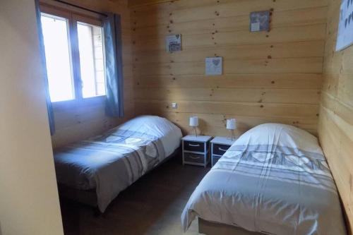 Postel nebo postele na pokoji v ubytování CHALET DES CHARBONNIERS AVEC ETANG - 5 chambres -