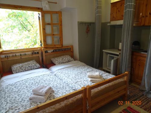 ein Schlafzimmer mit einem Bett mit Handtüchern darauf in der Unterkunft Vitina's little house in Vitina