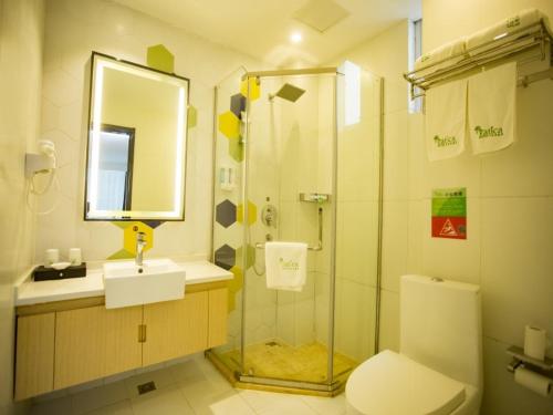 徐州市にあるVatica Suzhou Xiaoxian Huaihai Road Hotelのシャワー、トイレ、洗面台を備えたバスルーム